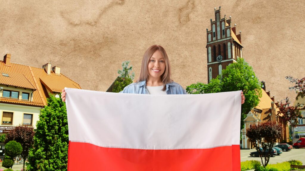 Kobieta trzymająca flagę Polski na tle miasta.