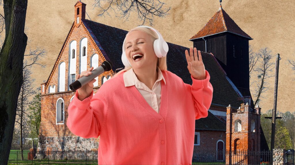 Kobieta śpiewająca z mikrofonem na tle zabytkowego budynku.