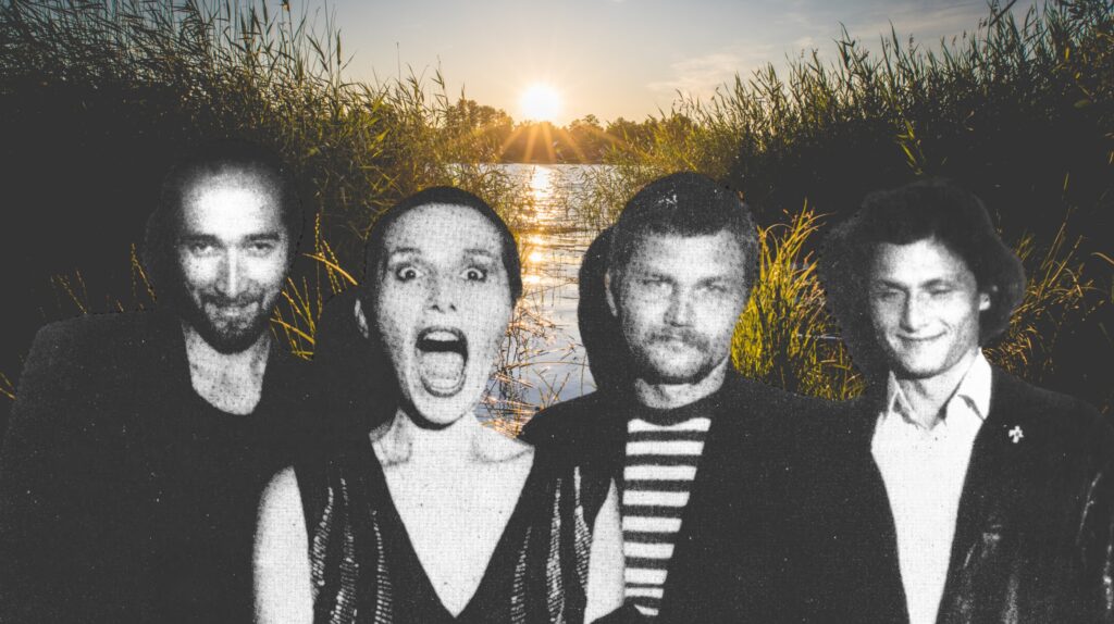 Cztery osoby na tle zachodzącego słońca nad wodą.