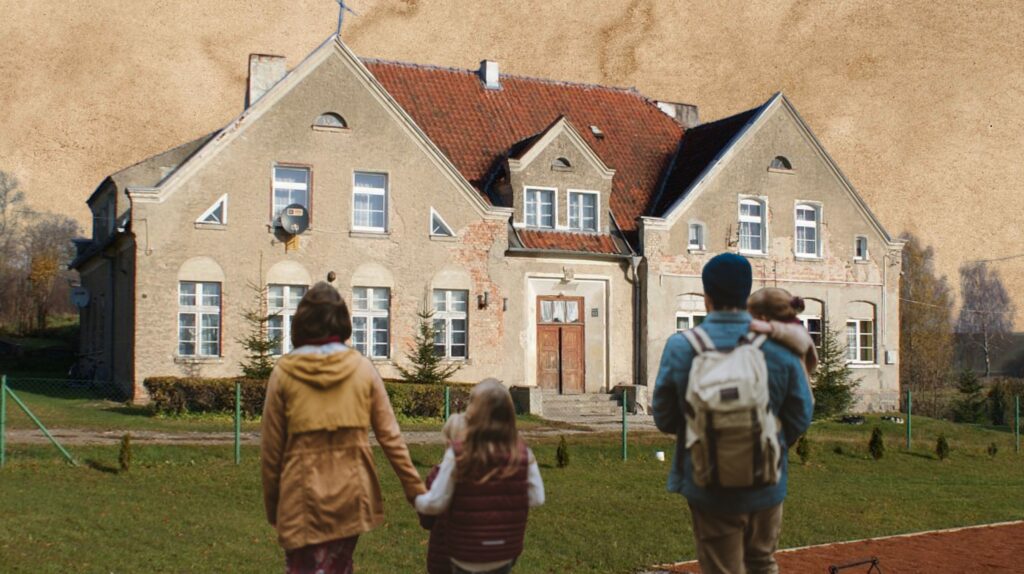 Rodzina spacerująca w stronę starego budynku.