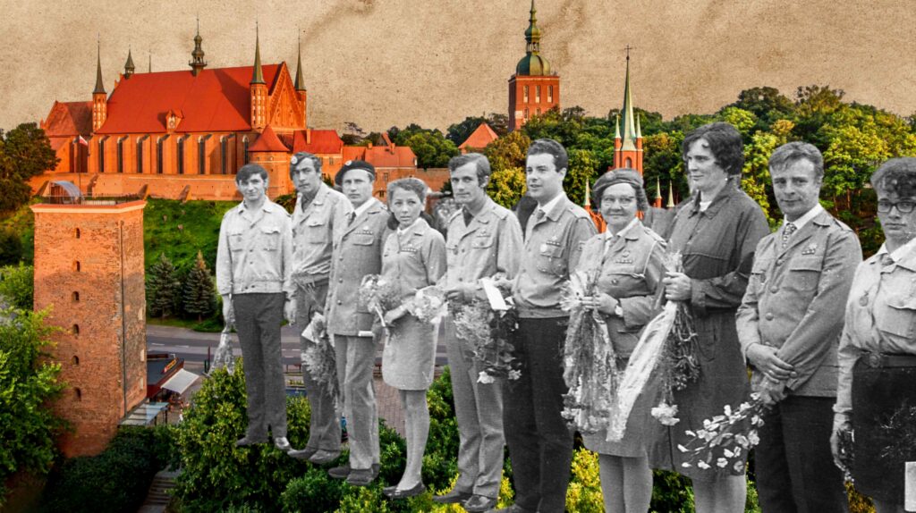 Grupa osób w mundurach z kwiatami, w tle zamek