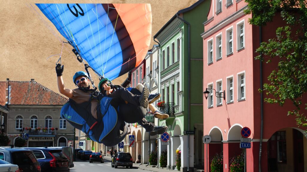 Paralotniarze nad ulicą w mieście
