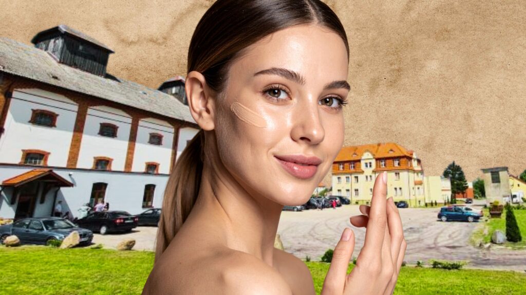 Uśmiechnięta kobieta z podkładem na policzku.