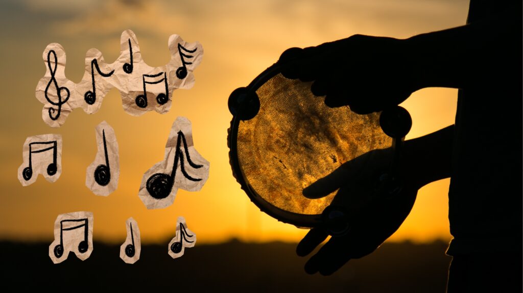 Silhouette osoby trzymającej tamburyn na tle zachodzącego słońca z nutami.