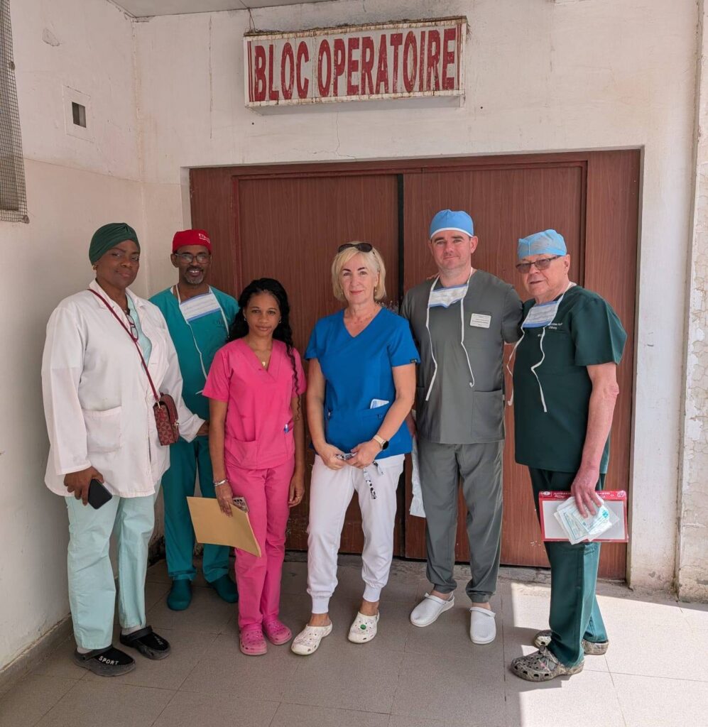 Grupa lekarzy stoi przed salą operacyjną.