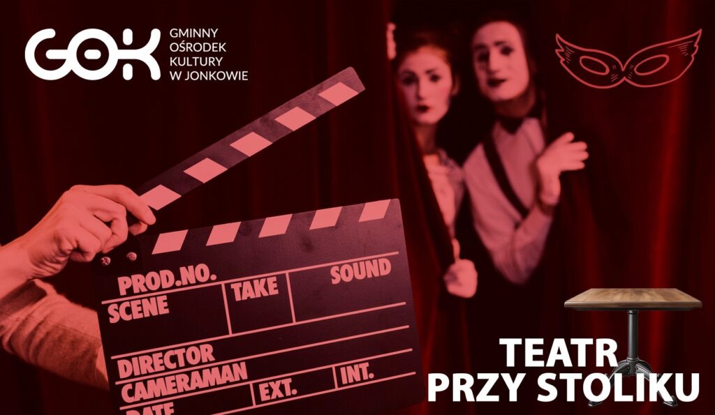 Scena z przedstawienia teatralnego z aktorami i klapsem filmowym.