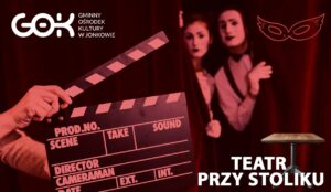 Scena z przedstawienia teatralnego z aktorami i klapsem filmowym.