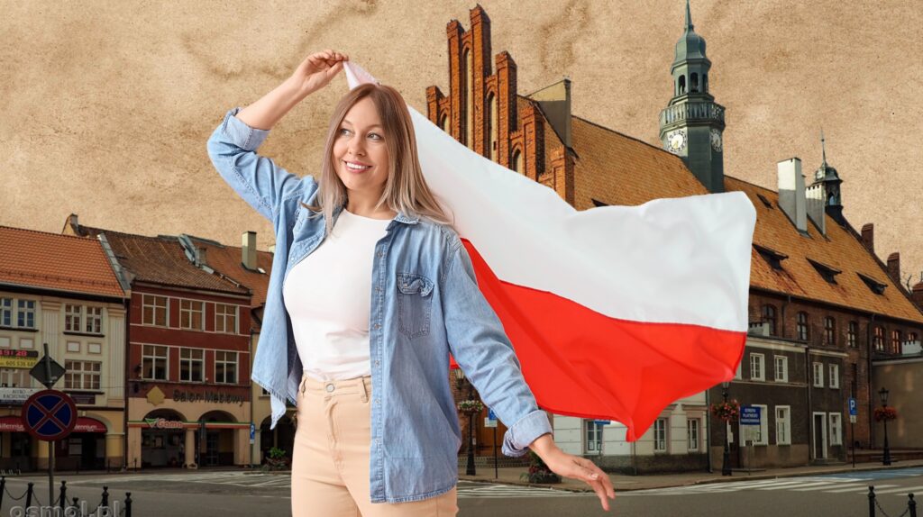 Kobieta trzymająca polską flagę na tle architektury.