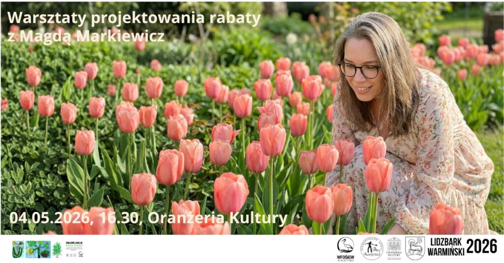 Kobieta wśród tulipanów na warsztatach.