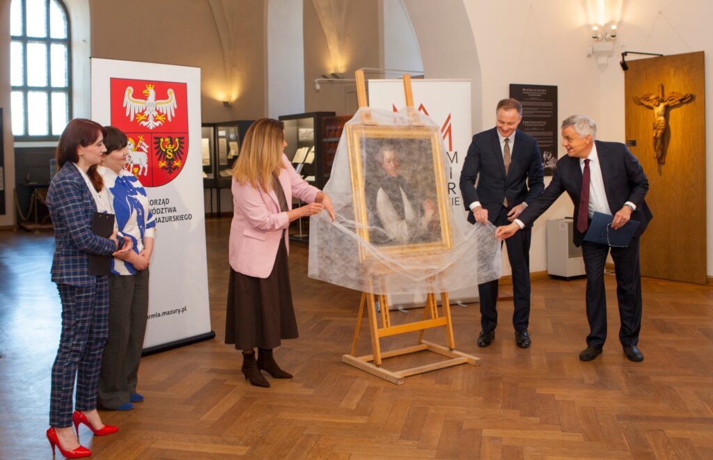 Uroczystość odsłonięcia obrazu w muzeum.