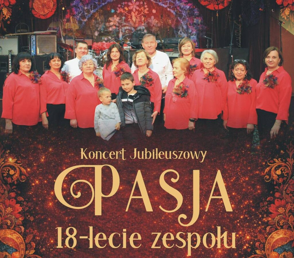 Grupa ludzi w czerwonych koszulach na koncercie jubileuszowym.