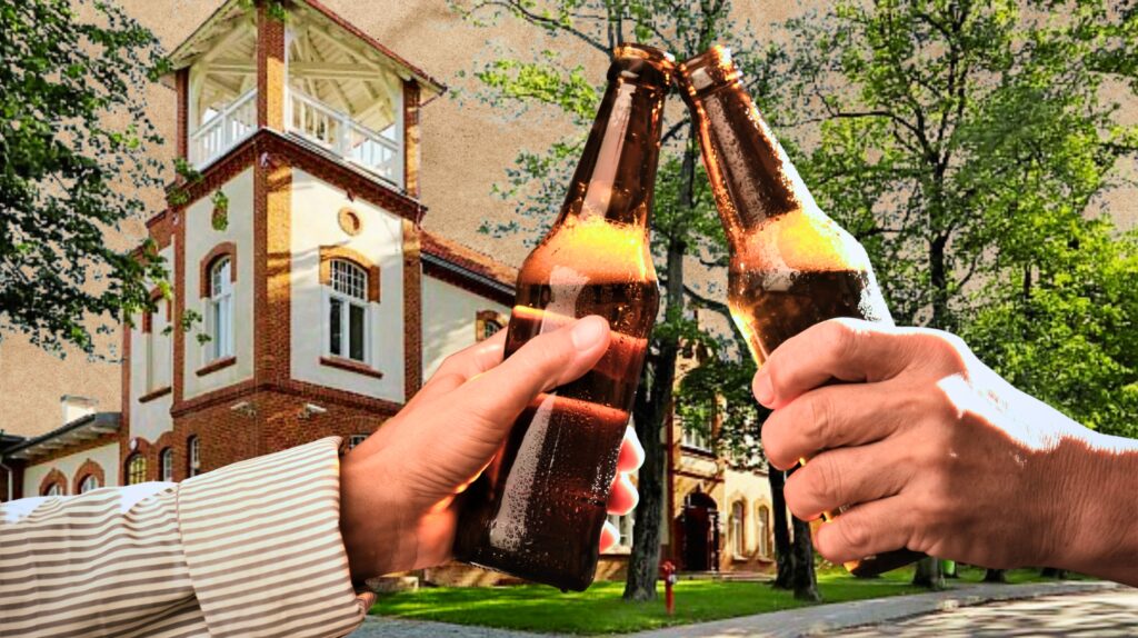 Dwie osoby wznoszące butelki piwa w plenerze.