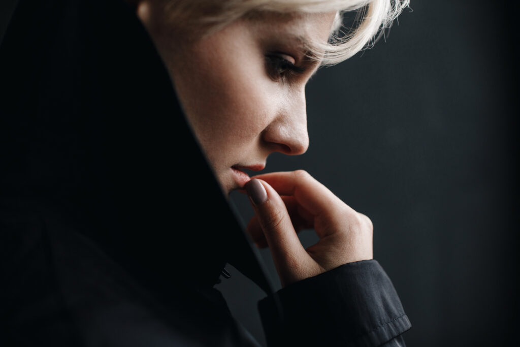 Profil kobiety w czarnym płaszczu