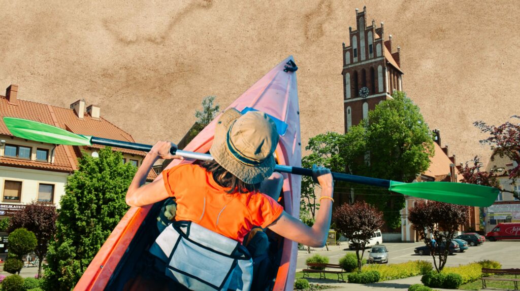 Osoba kajakująca w mieście, z widokiem na kościół.