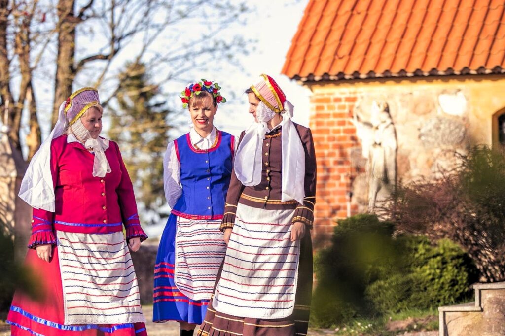 Trzy kobiety w tradycyjnych strojach ludowych