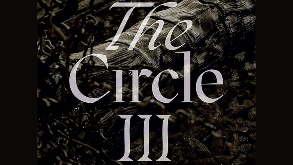 Plakat z napisem „The Circle III” na tle tekstury zwęglonego drewna i ziemi.