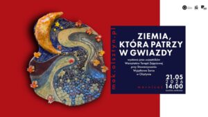 Plakat wystawy z ceramiczną płaskorzeźbą przedstawiającą księżyc, rzekę i małe domki na czerwonym tle.