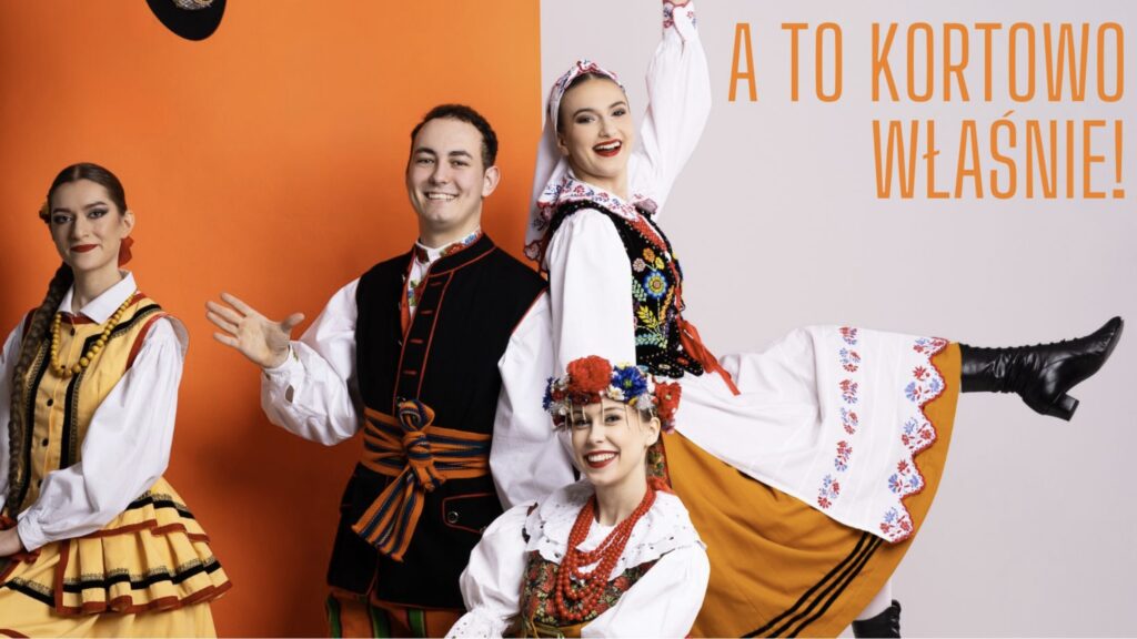 Czworo uśmiechniętych młodych ludzi w tradycyjnych strojach ludowych na pomarańczowo-białym tle.