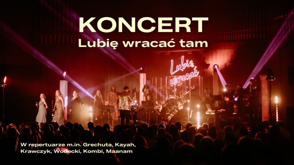 Zespół muzyczny i wokaliści na oświetlonej scenie podczas koncertu, widok zza głów publiczności.