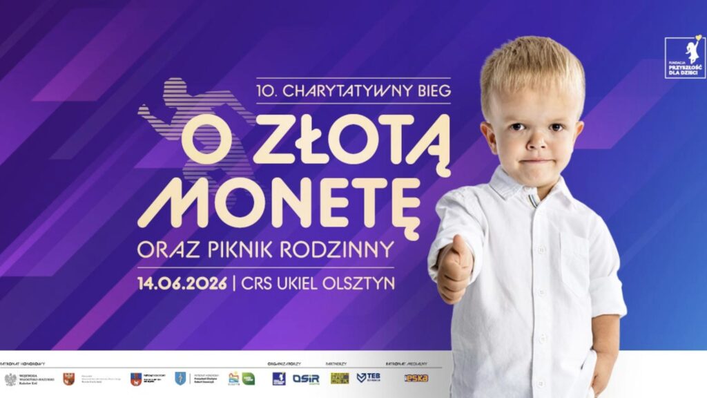 Jasnowłosy chłopiec w białej koszuli pokazujący kciuk w górę, na tle fioletowo-niebieskiego plakatu z napisem zapowiadającym bieg charytatywny i piknik rodzinny.