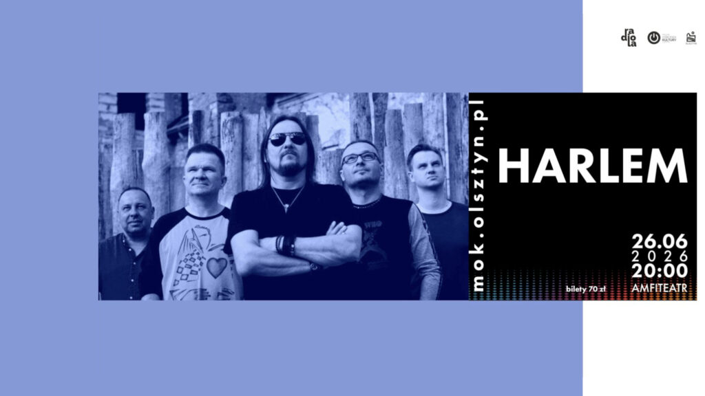 Monochromatyczne, niebieskie zdjęcie pięciu członków rockowego zespołu Harlem na tle drewnianego płotu, obok czarnego bloku z informacjami o koncercie.