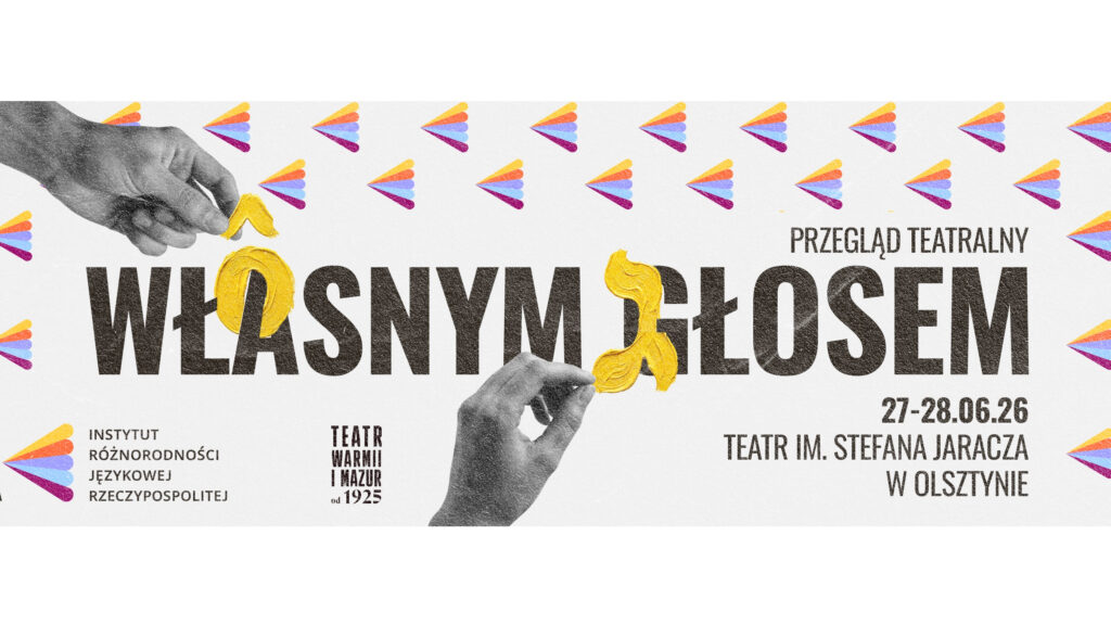 Plakat z dużym czarnym napisem „WŁASNYM GŁOSEM”, na którym widoczne są czarno-białe dłonie układające żółte, fakturowane elementy przypominające znaki diakrytyczne.