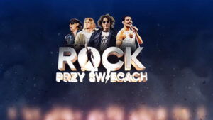 Trójwymiarowy metaliczny napis „ROCK PRZY ŚWIECACH” na tle portretów legendarnych muzyków rockowych – Klausa Meine, Kurta Cobaina, Johna Lennona i Freddiego Mercury'ego – oraz rozmytych płomieni świec u dołu.