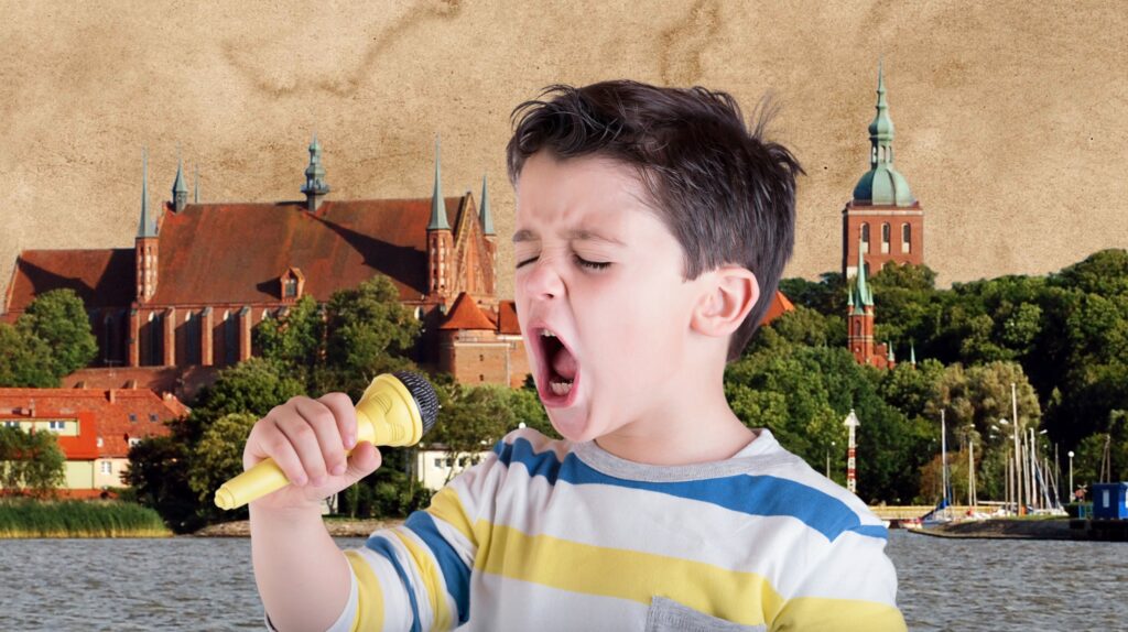 Chłopiec śpiewający do mikrofonu