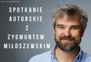Portret Zygmunta Miłoszewskiego na spotkaniu autorskim.