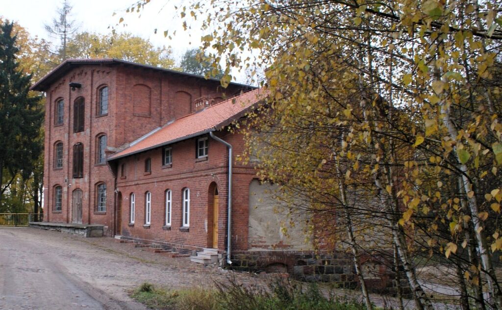 Budynki przemysłowe z czerwonej cegły.