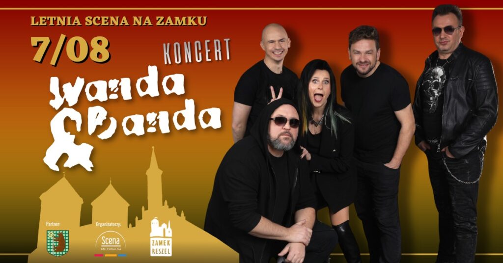 Grupa muzyków pozująca na tle zamku.