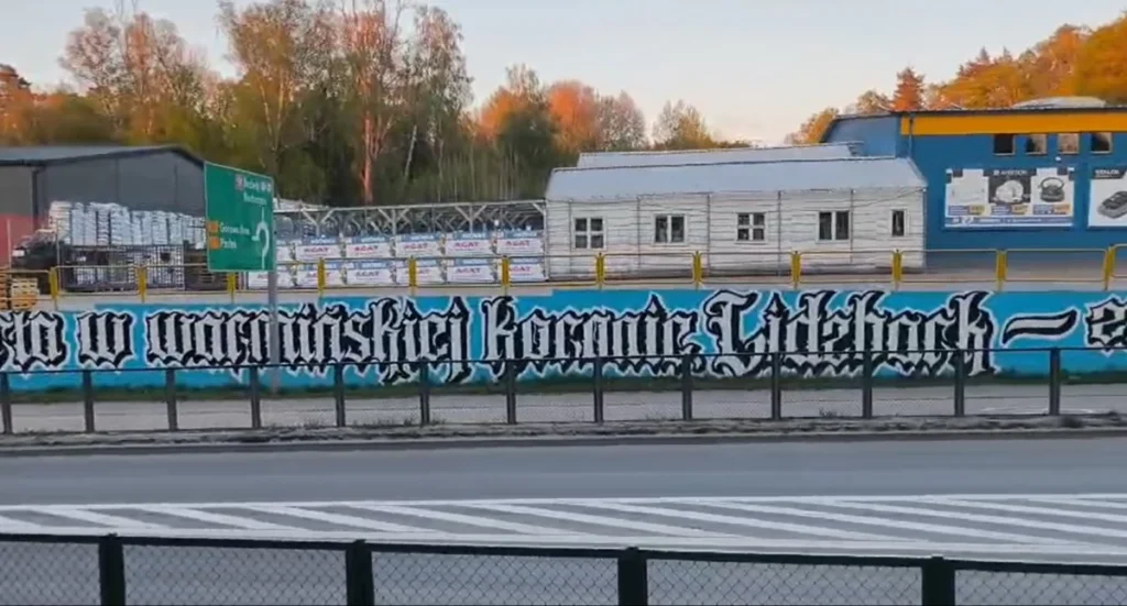 Mur z graffiti z napisem w języku polskim.