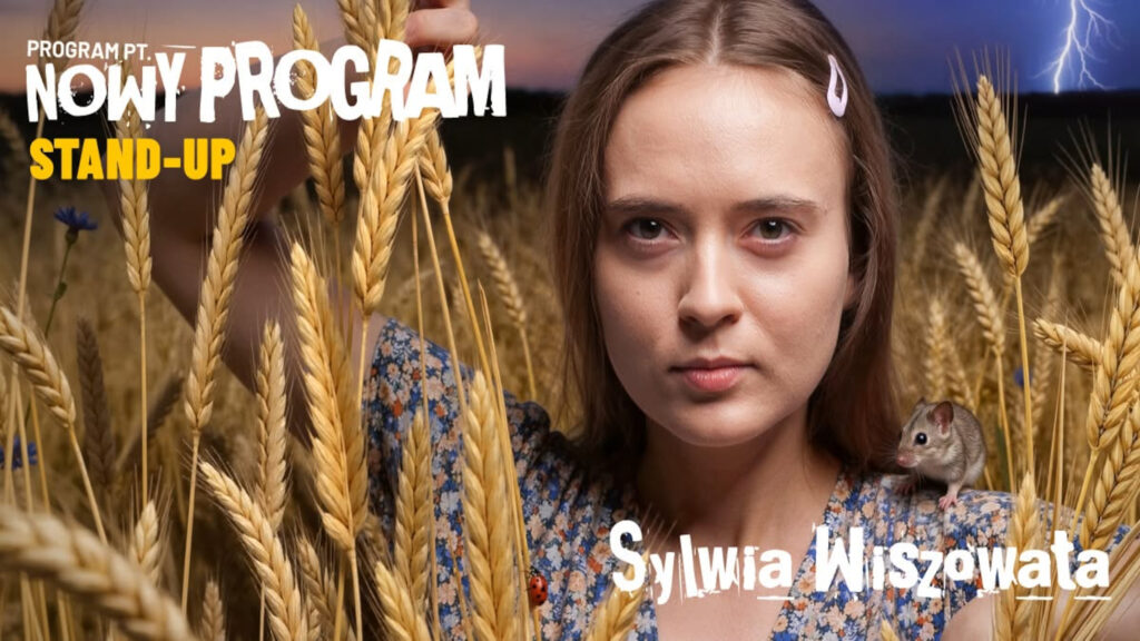 Bliski portret poważnej kobiety z różową spinką we włosach, stojącej w polu dojrzałego zboża z myszką na ramieniu i biedronką na kłosie, na tle burzowego nieba z błyskawicą.