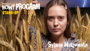Bliski portret poważnej kobiety z różową spinką we włosach, stojącej w polu dojrzałego zboża z myszką na ramieniu i biedronką na kłosie, na tle burzowego nieba z błyskawicą.