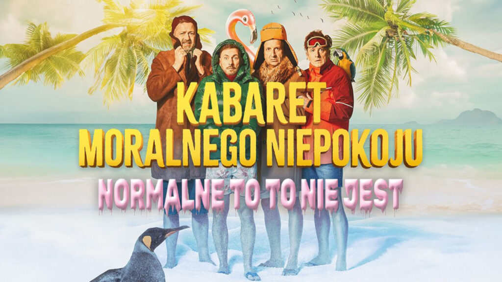 Czterech mężczyzn w zimowych kurtkach stojących na piaszczystej plaży z palmami, na tle dużych napisów „KABARET MORALNEGO NIEPOKOJU” oraz „NORMALNE TO TO NIE JEST”.