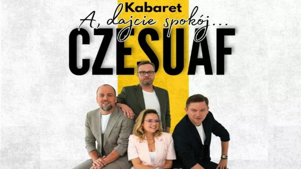 Trzech mężczyzn i kobieta w eleganckich marynarkach, pozujący na jasnym tle z pionowym żółtym pasem oraz dużym napisem „Kabaret A, dajcie spokój... CZESUAF”.