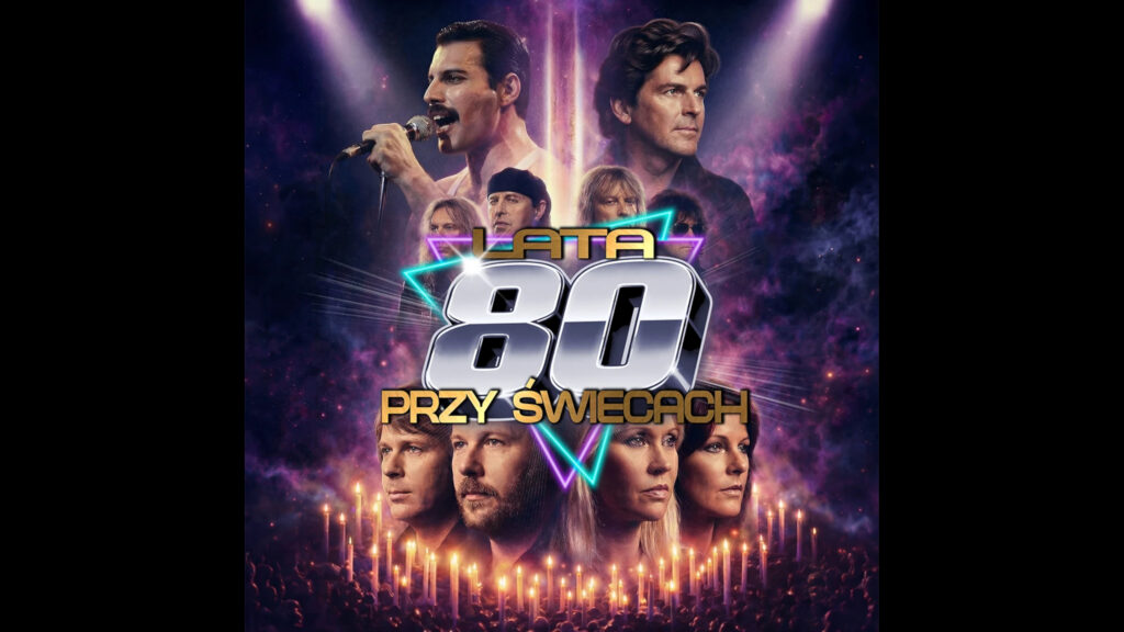 Kolaż z portretami gwiazd muzyki lat 80., w tym Freddiego Mercury’ego, otoczonych rzędami płonących świec, z dużym trójwymiarowym napisem „LATA 80 PRZY ŚWIECACH”.