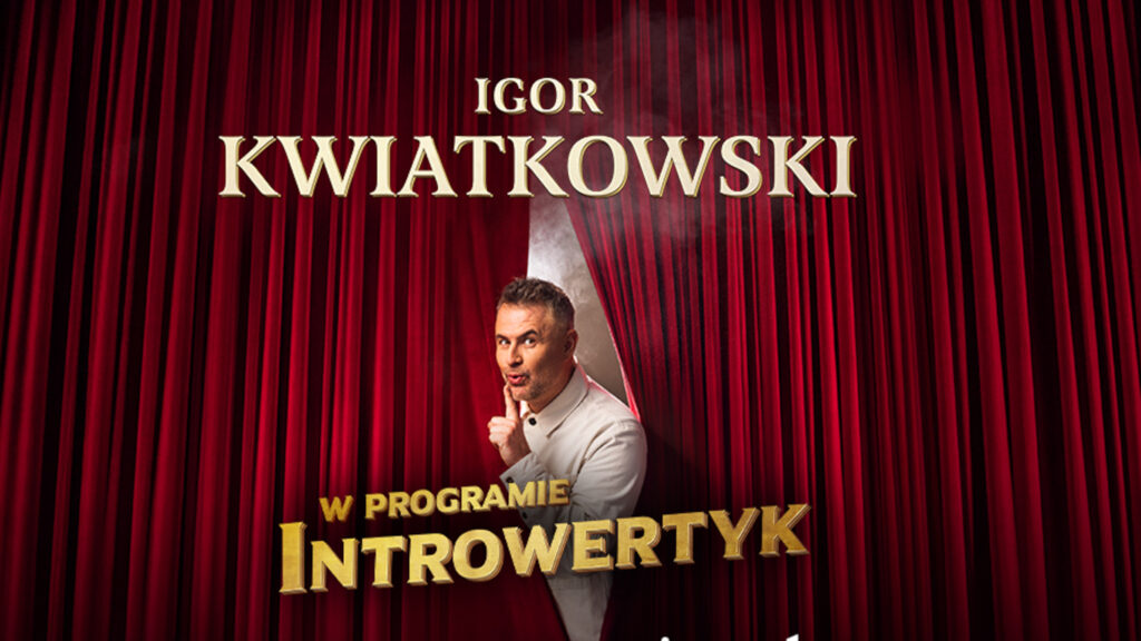 Komik Igor Kwiatkowski wychylający się nieśmiało zza rozchylonej, czerwonej kurtyny teatralnej, z dużym napisem „IGOR KWIATKOWSKI W PROGRAMIE INTROWERTYK”.