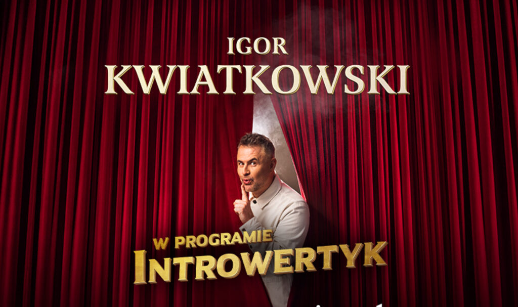Komik Igor Kwiatkowski wychylający się nieśmiało zza rozchylonej, czerwonej kurtyny teatralnej, z dużym napisem „IGOR KWIATKOWSKI W PROGRAMIE INTROWERTYK”.