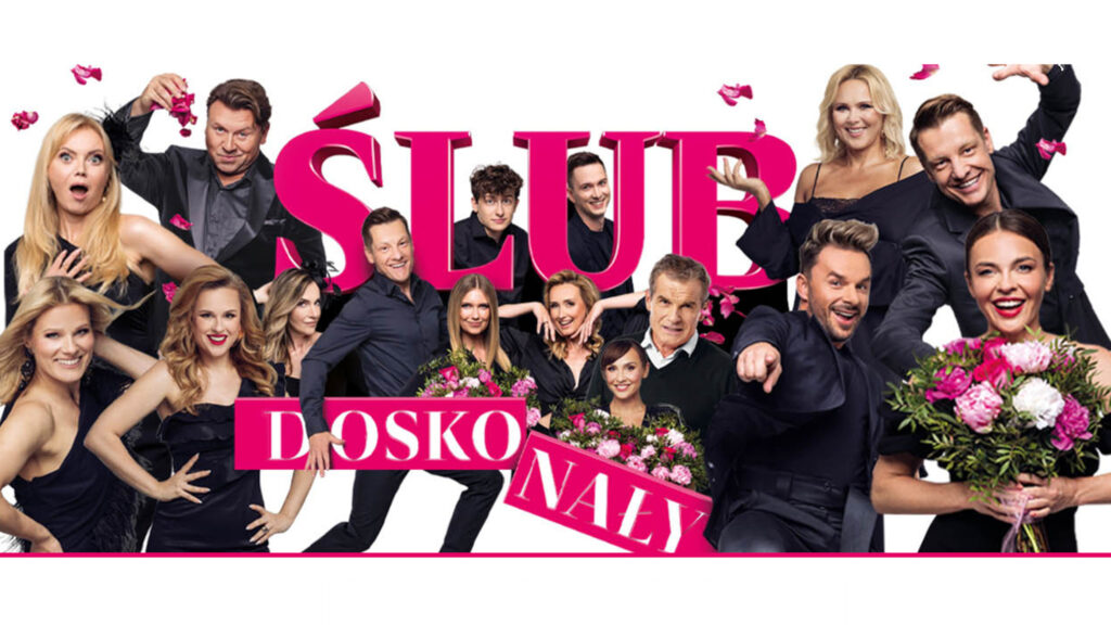 Liczna obsada aktorów w eleganckich, ciemnych strojach pozująca z ekspresyjnymi minami na białym tle z dużym, różowym napisem „ŚLUB DOSKONAŁY”.
