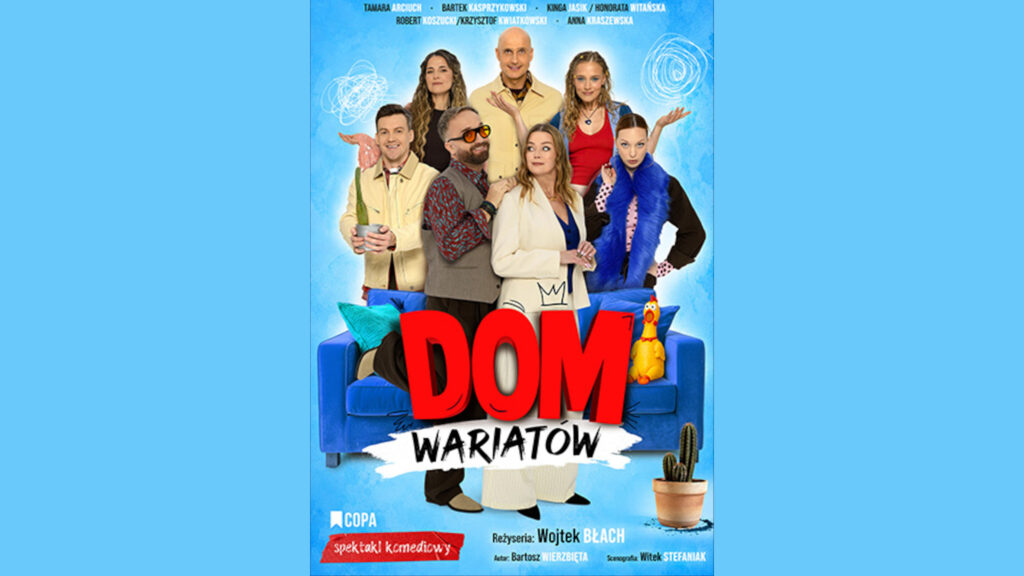 Grupa siedmiorga aktorów w różnorodnych, barwnych strojach pozująca wokół niebieskiej kanapy, z dużym czerwonym napisem „DOM” oraz czarnym „WARIATÓW” na jasnoniebieskim tle.