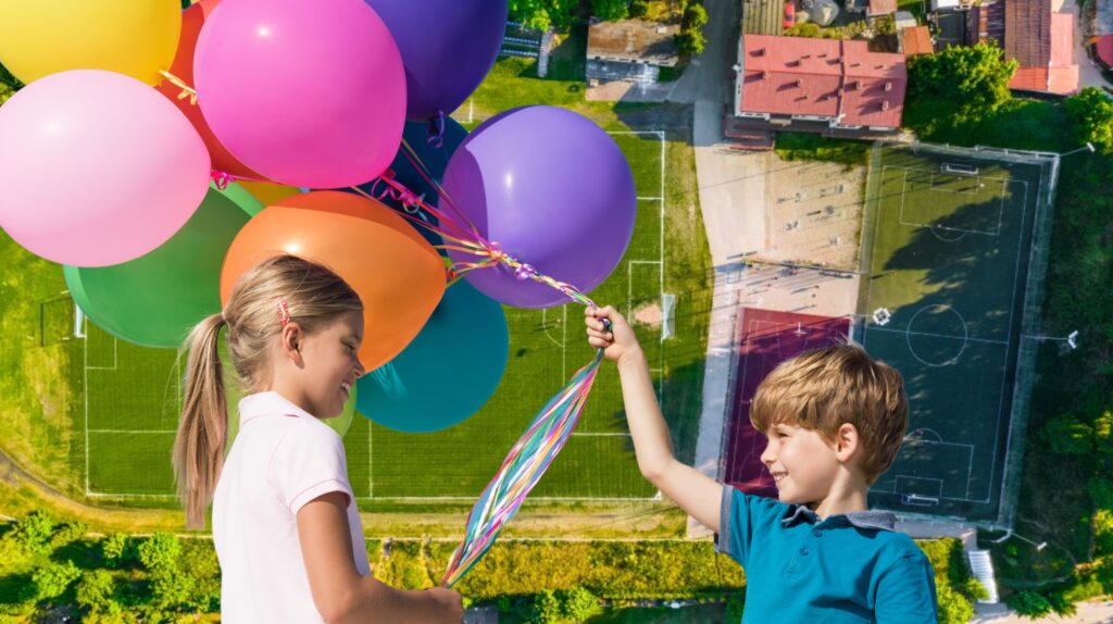 Dzieci trzymające kolorowe balony.