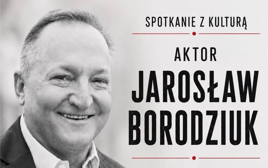 Portret uśmiechniętego mężczyzny na tle napisów.