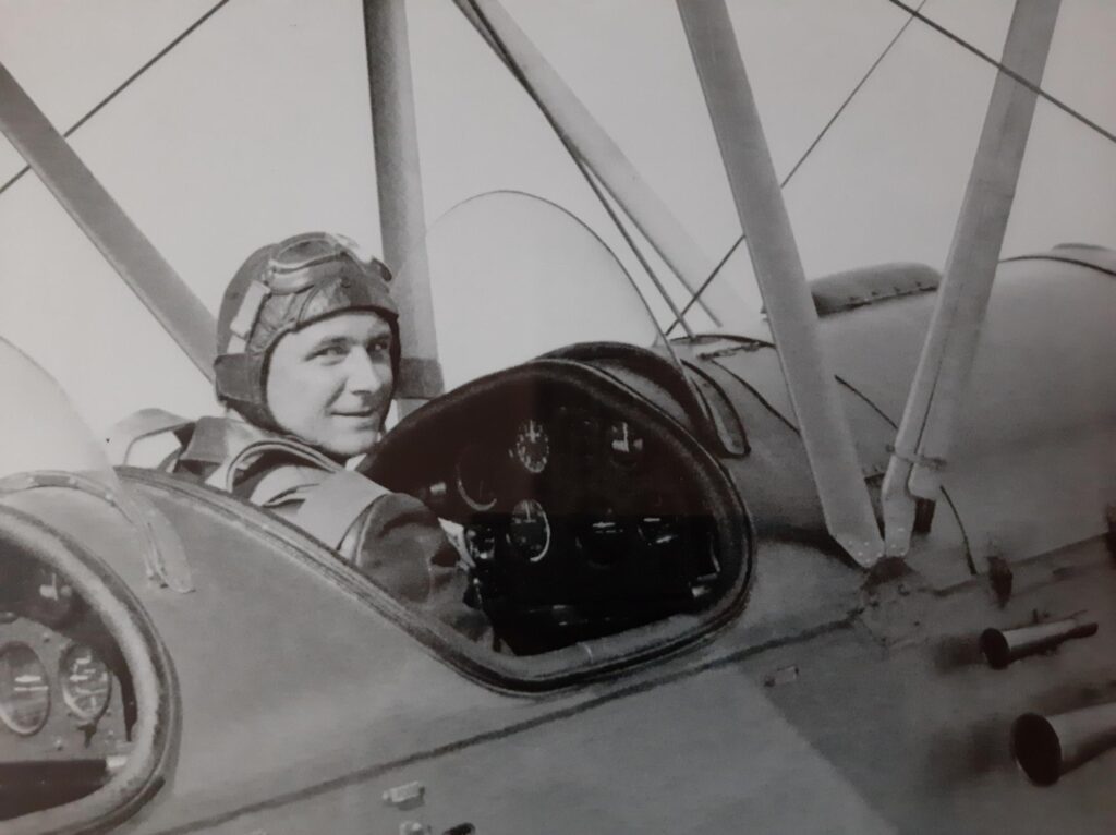 Pilot w kokpicie samolotu.