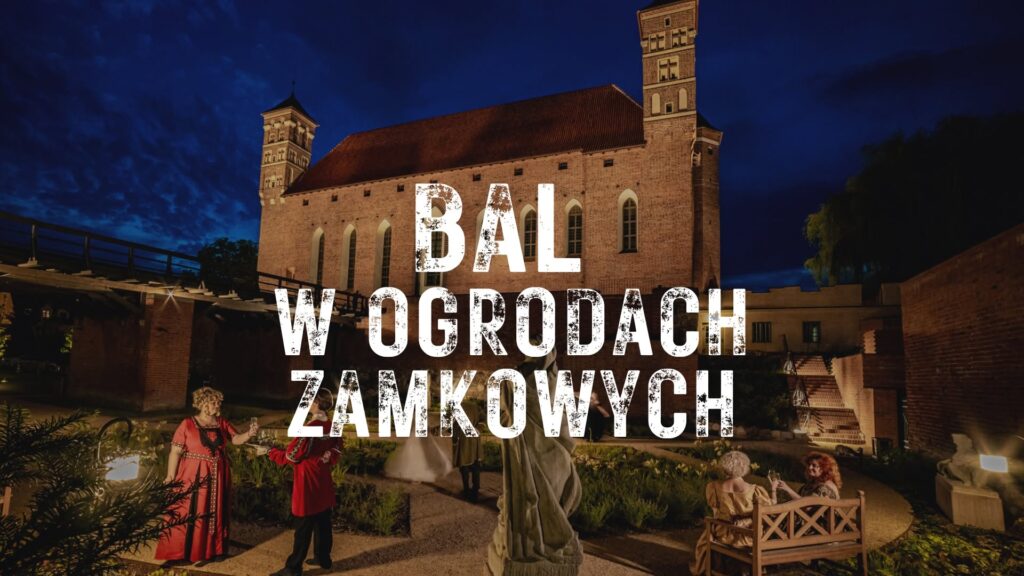 Uczestnicy balu w ogrodzie zamkowym przy zabytkowym budynku.