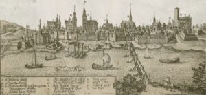 Widok historycznej panoramy miasta z rzeką i łodziami.
