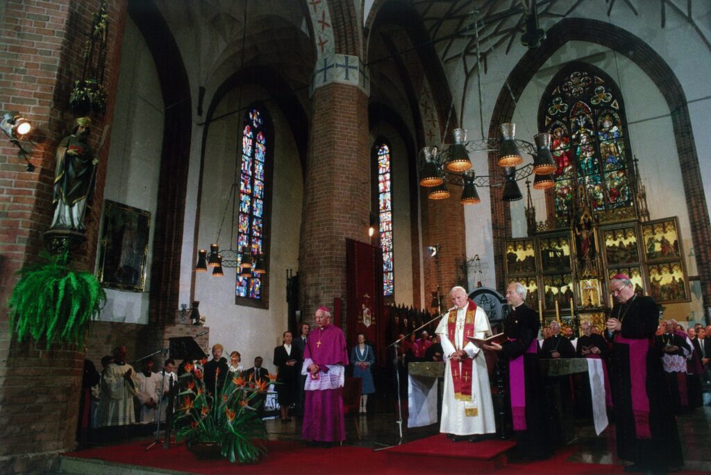 Ceremonia religijna w kościele z duchownymi.