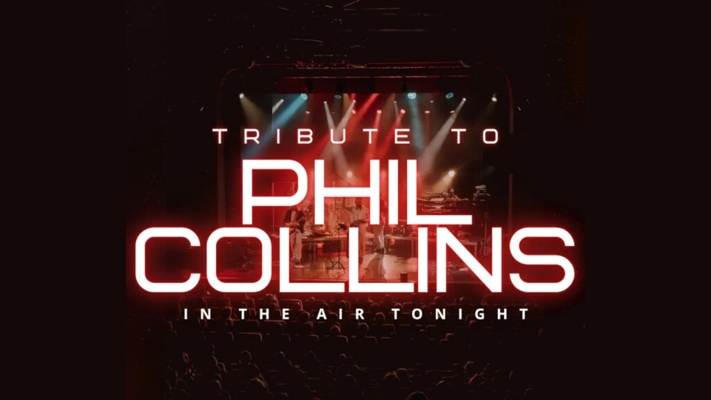 Biały, podświetlony na czerwono napis „PHIL COLLINS” na tle zaciemnionej sali koncertowej z widoczną w głębi sceną i muzykami.