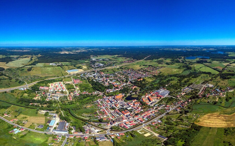 Widok panoramiczny na miasto otoczone zielenią