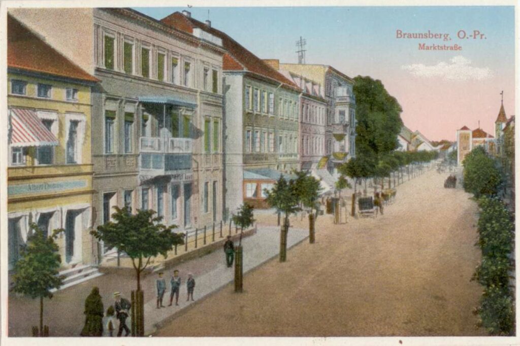 Widok na ulicę Marktstraße w Braunsbergu z eleganckimi budynkami.